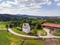 hvit murbygning  låve og vei