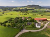 dronebilde av låve og jordarealer, hage