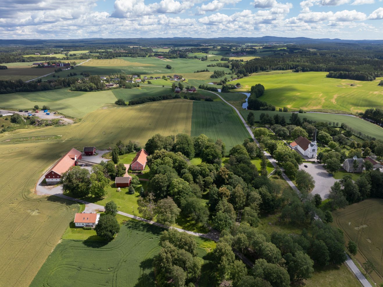 Dronebilde av gårdsbruk