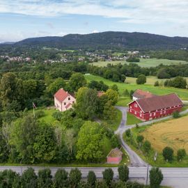 Dronebilde av Asker prestegård
