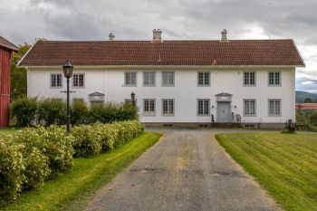 25 Innkjørsel og fasade fra nord