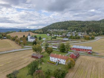 33 Fra sørvest oversikt med kirka