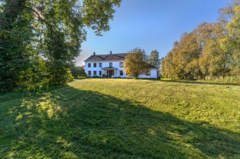 33 Fasaden og stor plen fra nord