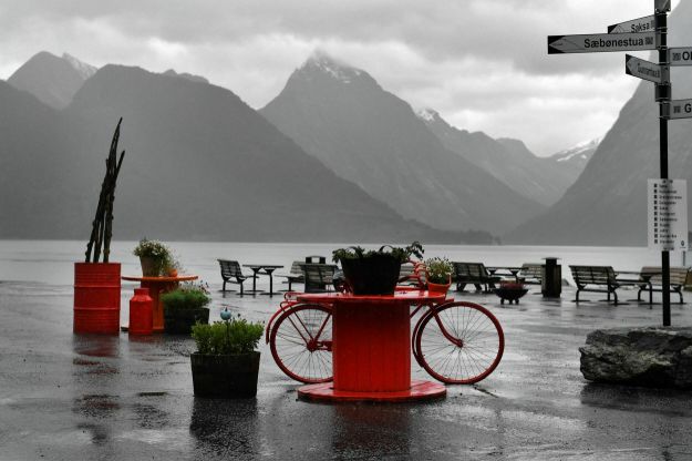 Fergehavn med fjell i bakgrunnen. Foto