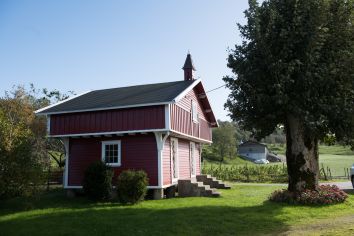 Rødt stabbur, sommerstid