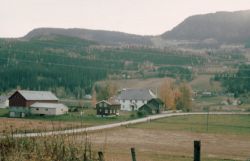 Vakkert beliggende gård med fjell i høstfarver_  sørøst for Bagn kirke