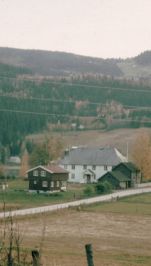 Vakkert beliggende gård med fjell i høstfarver_  sørøst for Bagn kirke
