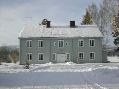 To etasjes prestegård snødekt. Våler prestegård