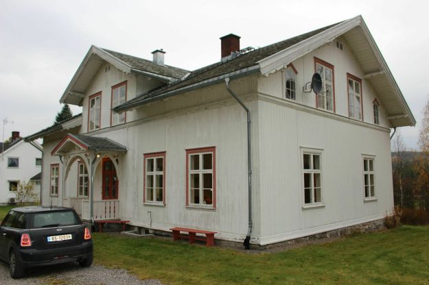Hvit fasade av Eidskog prestebolig