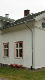 Hvit fasade av Eidskog prestebolig