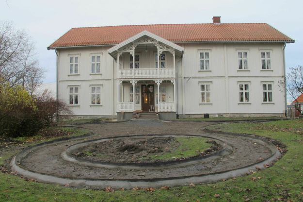 Sveitserbygning med hage foran