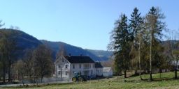 Prestegården med traktor på tunet