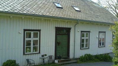 kjøkkeninngang på gml trebygning