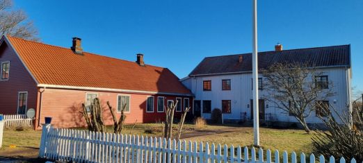 Hvitt hus med forpakterboligen ved siden av