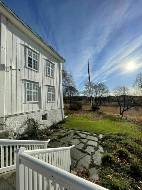 Ringsaker pg halvparten av bygningen i solskinn