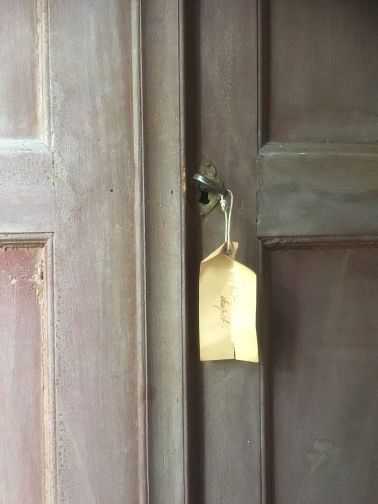 Rødt skap med nøkkel i låsen