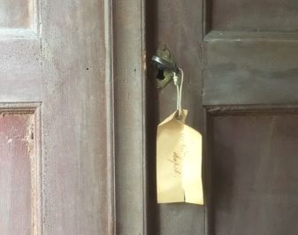 Rødt skap med nøkkel i låsen