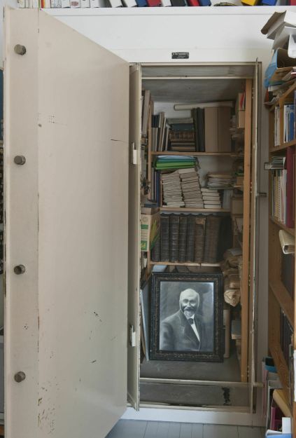 Bilde av åpen safe på Modum prestegård