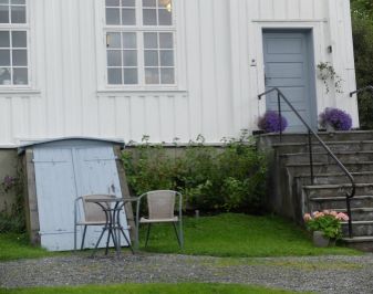 Utvendig kjellerdør med trapp til kjøkkeninngang