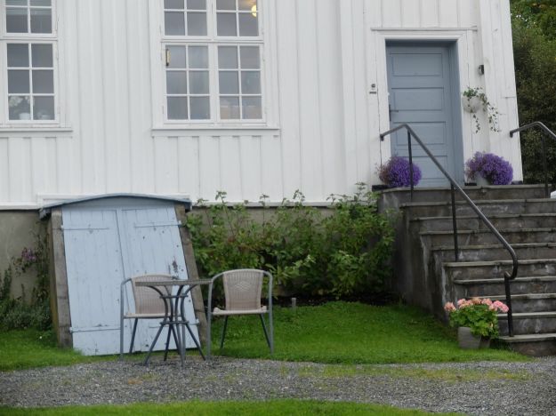 Utvendig kjellerdør med trapp til kjøkkeninngang