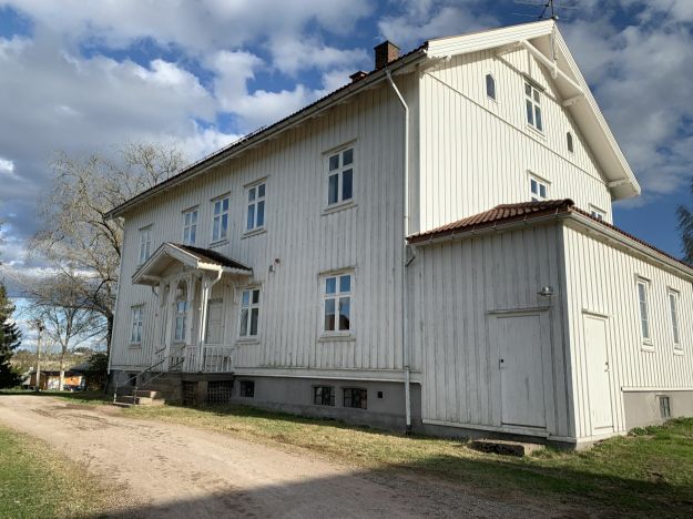 Fasaden mot tunet på prestegården