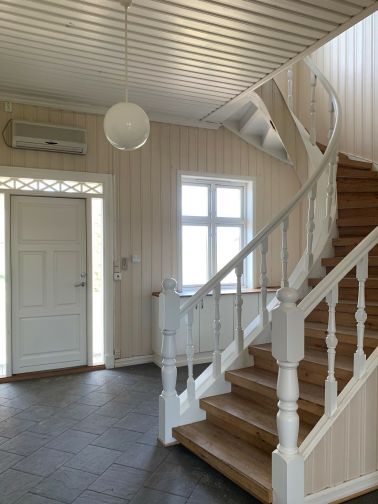 Innvendig trapp i Røyken prestegård