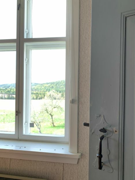 dørklink ved siden av vindu