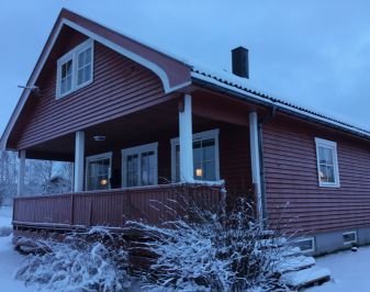 Rødmalt moderne bolig. Vinterbilde