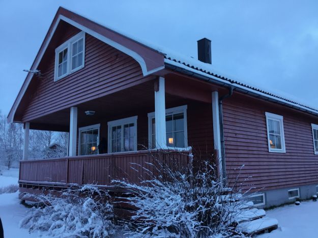 Rødmalt moderne bolig. Vinterbilde