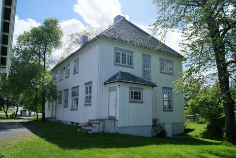 hvitt trehus, to etasjer, gressplen, skygge