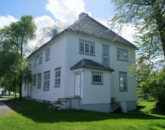 hvitt trehus, to etasjer, gressplen, skygge