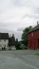 Hovedhus og låve og tun