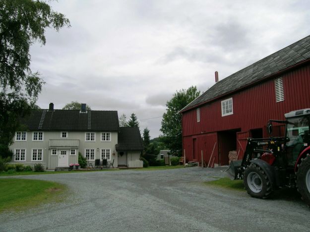 Hovedhus og låve og tun