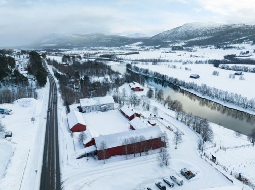 Dronebilde av firkanta tun