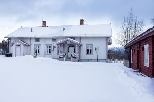 hvitt hus i snølandskap