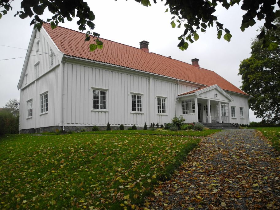 Lang trebygning på halvannen etasje