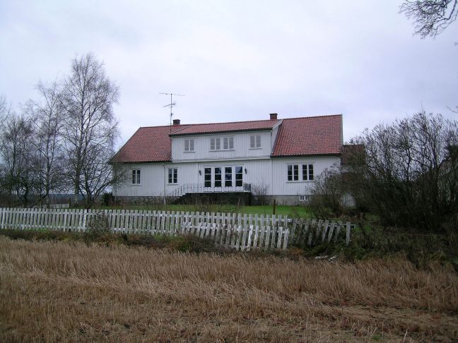 Langstrakt hvitmalt hus med ark