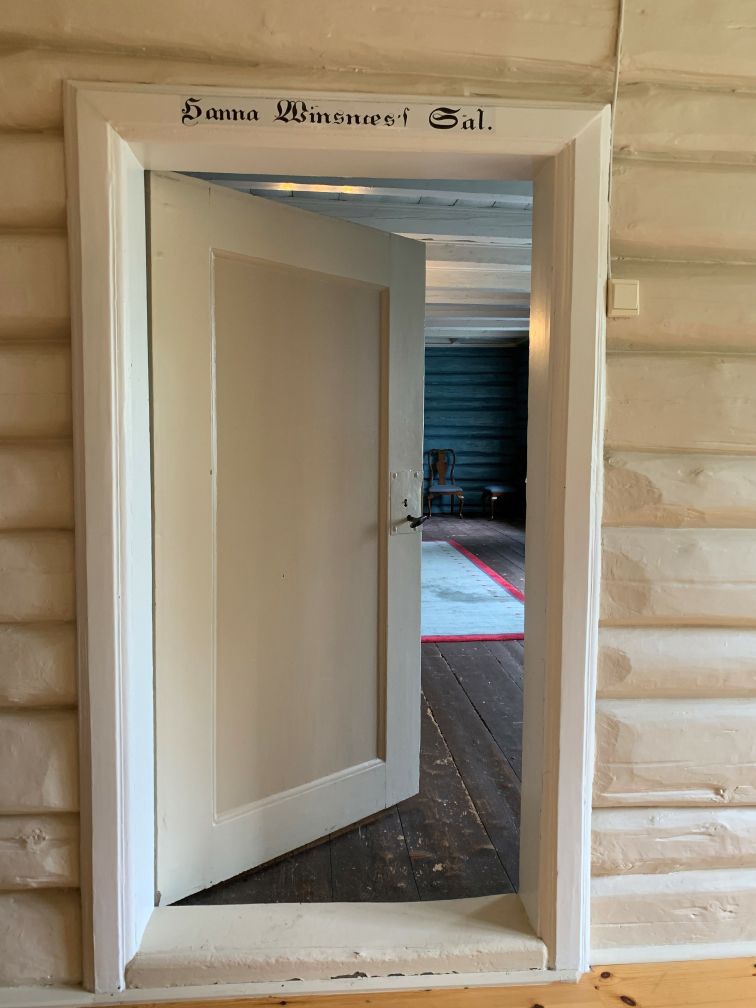 Døra med inskribsjon 1