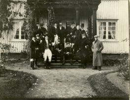 sort hvitt bilde av mennesker foran et inngangsparti