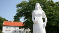 Hvit statue av St Sunniva på Selje prestegård.