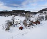 Dronebildet av gårdsbruk i vinterlandskap