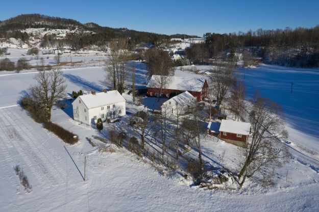 Dronebildet av gårdsbruk