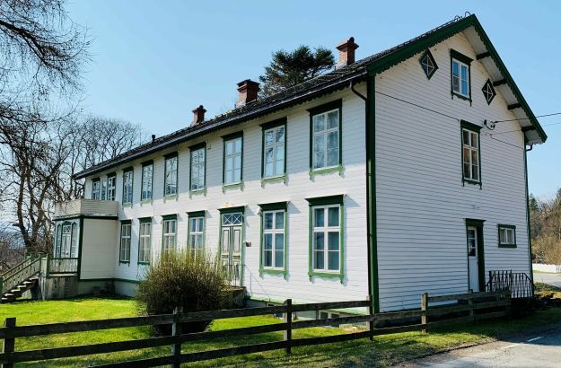 hvit hus i to etasjer, prestebolig