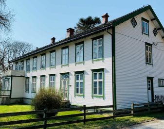 hvit hus i to etasjer, prestebolig