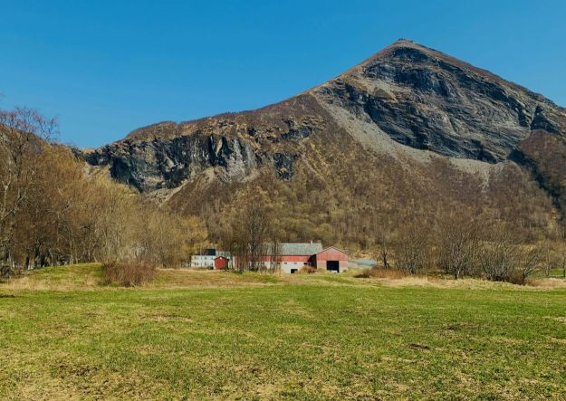 fjell bak prestegården, stor grønn plen i forkant