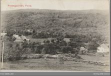 sort hvitt postkort av gårdsbruk