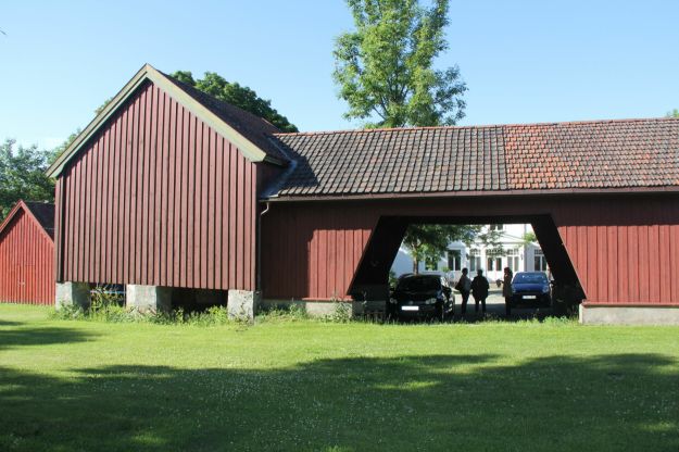 uthusrekke og grønn plen