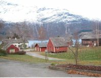 Miljø med hus og fjellheim i bakgrunn