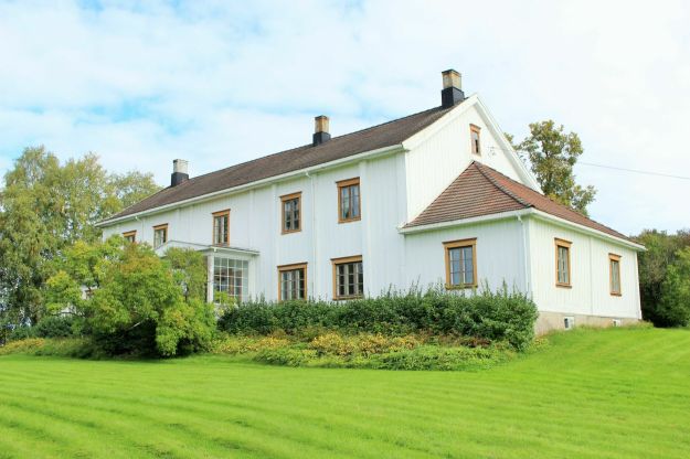 Trehus med plen i forkant