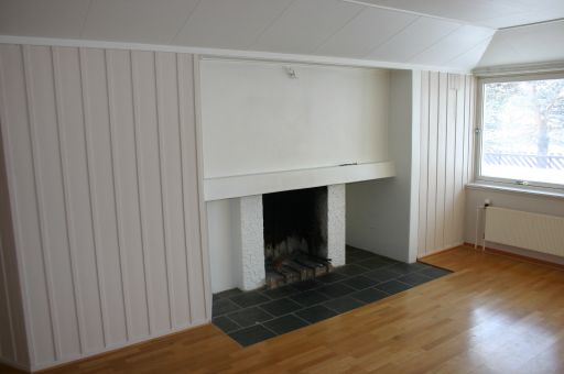 peis som ligger i flukt med parkettgulv